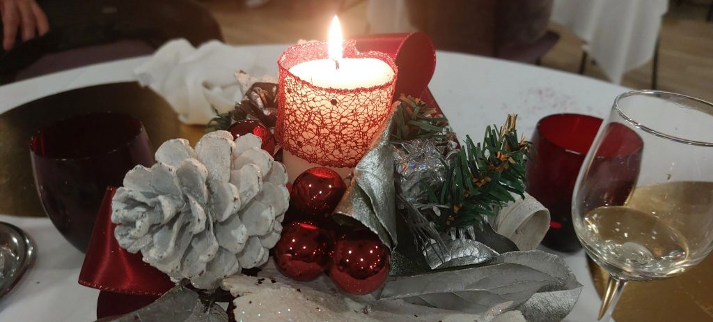 Dîner de fête au restaurant d&rsquo;application