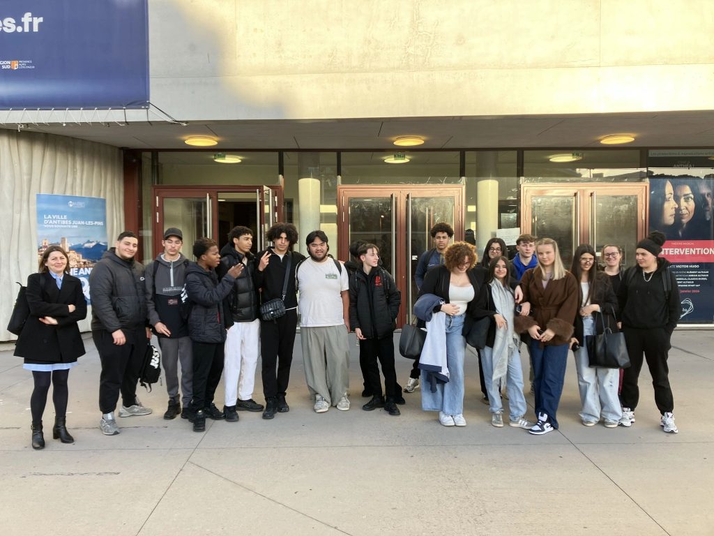 Faire découvrir le théâtre aux élèves…